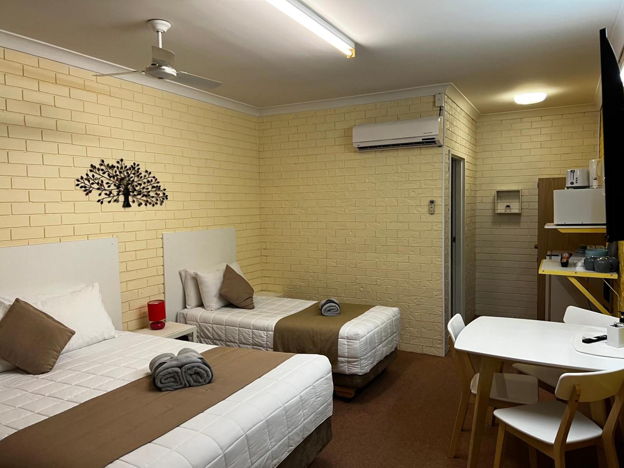 Jillaroo Motor Inn Ґлен-Іннес Екстер'єр фото